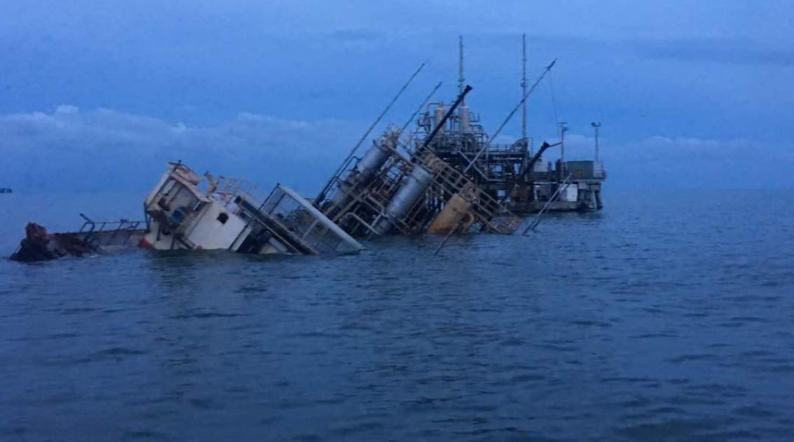 ¡Hecho en socialismo! Estación flotante en Lago Medio se hundió por falta de mantenimiento (Fotos)