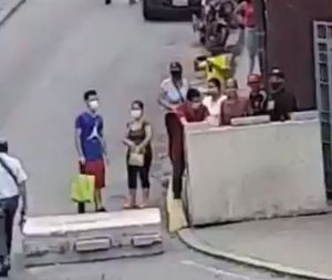 EN VIDEO: Vecinos de La Pastora tumban muros de concreto colocados por la PNB para impedir el tránsito #28Ago