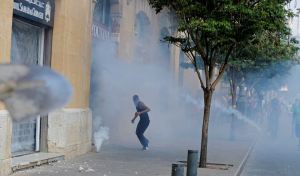 Entre piedras y gases lacrimógenos: Libaneses protestaron tras las explosiones en Beirut (Imágenes)