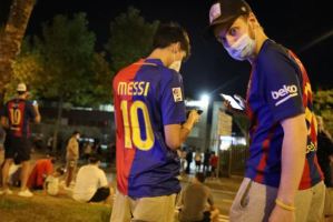 Protestas cerca del Camp Nou ante la posible salida de Lionel Messi