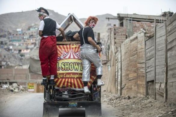 Sin circos por la pandemia, cuatro payasos hacen reír en los barrios de Perú