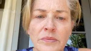 Colapsada: Sharon Stone sufre tras la muerte de dos familiares por el Covid-19 (VIDEO)