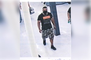 Policía busca a hombre que dio ‘abrazos de Covid-19’ a desconocidos en Walmart