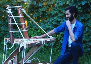 Construyó una “silla flotante” con maderas y cuerdas para desafiar a la gravedad (VIDEO)