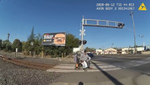 EN VIDEO: Abuelo quedó atorado con su silla de ruedas en las vías de un tren y una policía evitó la tragedia