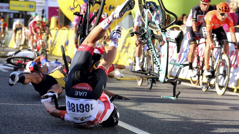 El impactante accidente en el Tour de Polonia que terminó con un ciclista en coma inducido (Video)