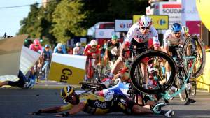 Aparatosa caída en la primera etapa de la Vuelta a Polonia (Video)