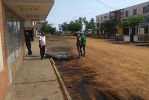 Cubren calles de Cabimas con arena para ocultar derrame de petróleo