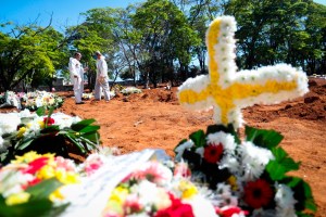Brasil está acerca a las 595 mil muertes por coronavirus