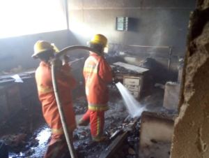 Bomberos de Cumaná controlaron un incendio en edificio de Ciencias de la UDO núcleo Sucre (Fotos)
