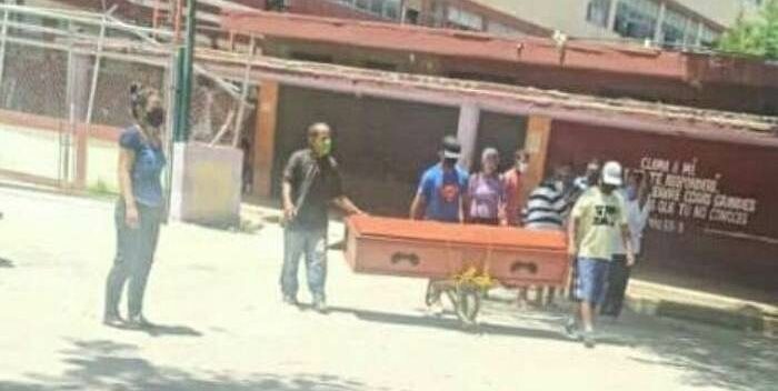 En Carretilla, familiares llevan a sus muertos por falta de transporte en Cumaná (VIDEO)