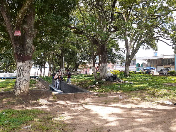 Indigentes entre riñas e ingesta de alcohol se adueñan de una plaza en Táchira