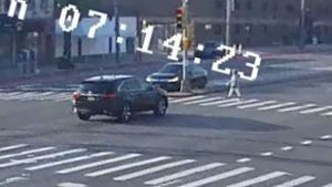 El impactante momento en que una anciana fue arrollada en Queens y el conductor se dio a la fuga (VIDEO)