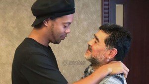 Diego Maradona contactó a Ronaldinho y le realizó una proposición que quizás no pueda rechazar