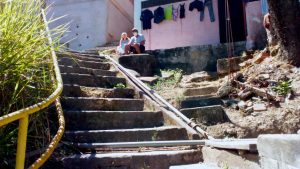 En riesgo 40 familias por deterioro de escaleras en los Altos Mirandinos