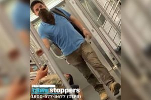 ¡Se volvió loco! Destrozó más de 60 ventanas del Metro de Nueva York y se dio a la fuga (VIDEO)