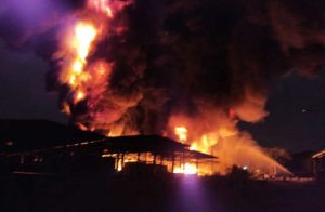Bomberos atienden incendio en antigua planta Good Year de Los Guayos, en Carabobo #1Ago (Fotos)