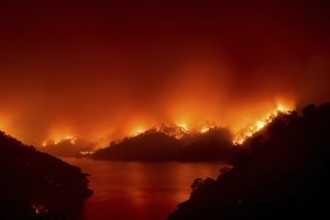 Incendios forestales arrasaron el norte de California y pusieron en riesgo a miles de hogares