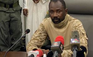 El nuevo hombre fuerte de Malí se presentó en público tras el golpe de Estado