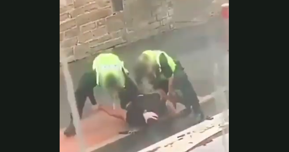 Capturan el impactante momento en que un policía grita “cálmate o te ahogo” durante un arresto en Inglaterra (VIDEO)