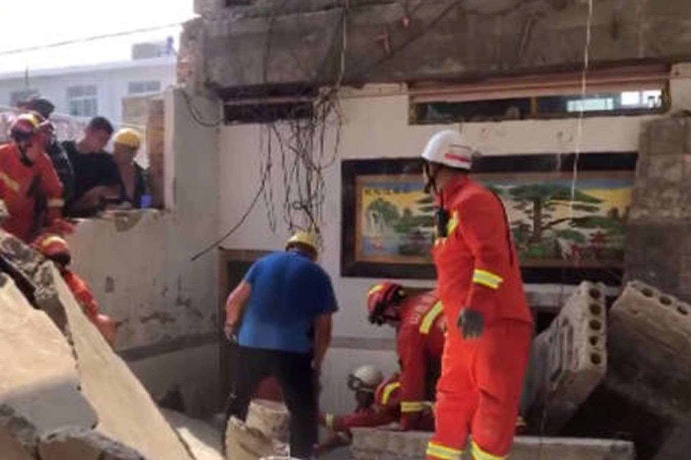 Al menos trece muertos por el derrumbe de un restaurante en China (VIDEO)