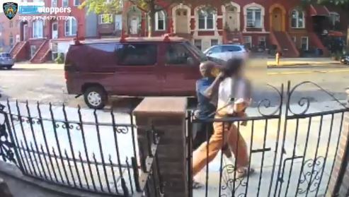 Persiguió a su víctima en Brooklyn para arrancarle una cadena de oro del cuello (VIDEO)