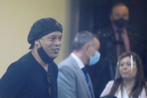 Cuántos miles de dólares perdió Ronaldinho por su escándalo en Paraguay
