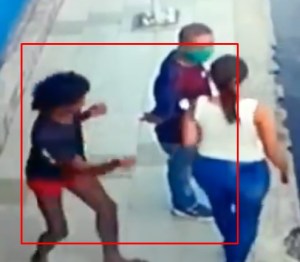 Captan el momento en que un indigente apuñala con un lápiz por la espalda a una mujer en Valencia (Imágenes fuertes)