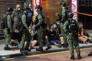 Policía de Hong Kong detuvo más de 280 manifestantes que reclamaban contra por suspensión de elecciones