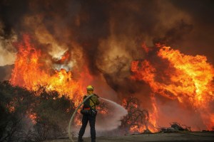 Más de 200 personas fueron evacuadas en helicóptero por un nuevo incendio en California
