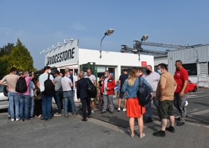 Francia denuncia cierre “brutal” de planta de Bridgestone con 900 empleados