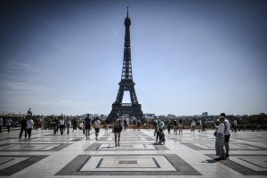 La torre Eiffel reinició sus actividades tras ocho largos meses cerrada por la pandemia
