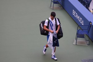 Djokovic se disculpó por golpear a la jueza de línea en el Abierto de EEUU