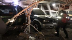 Conductor ebrio sembró el caos dentro de un estacionamiento en Miranda (Fotos y Video)
