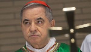 Dimitió Angelo Becciu, un influyente cardenal del Vaticano