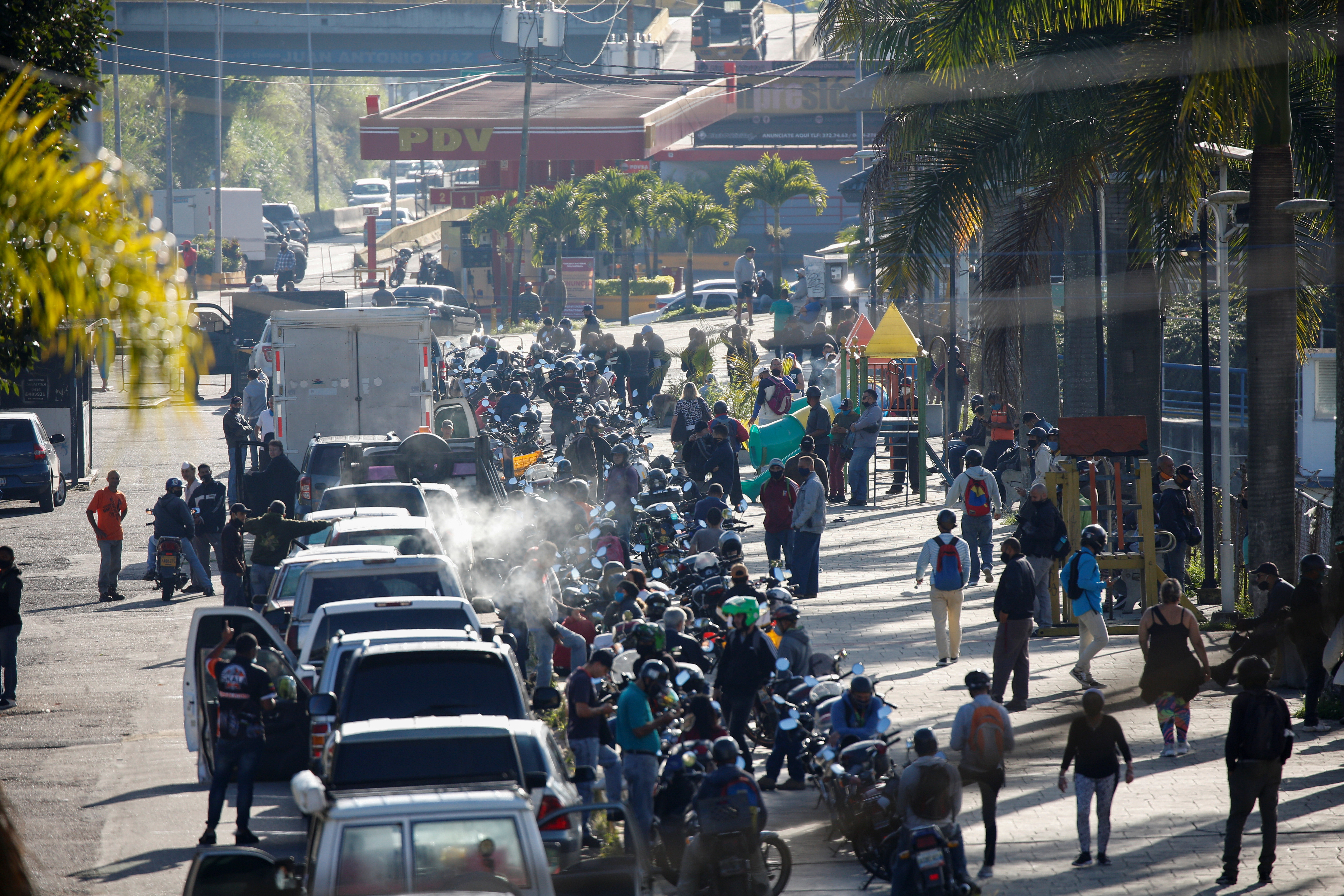 En Venezuela, la gasolina “barata” sale muy cara: Largas colas e irregularidades imposibilitan llenar los tanques
