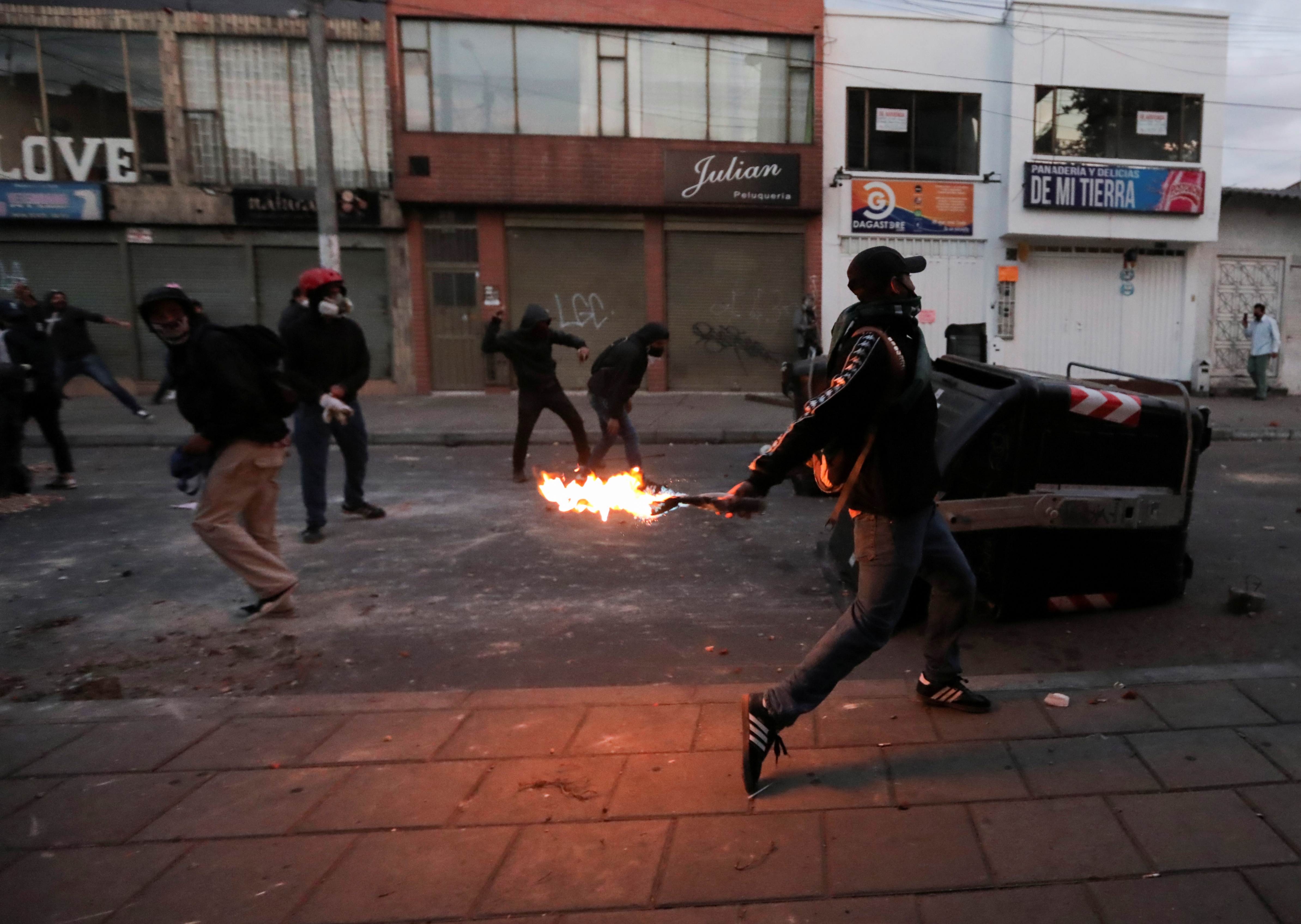 Disturbios en varias ciudades en protesta contra violencia policial en Bogotá (Fotos)