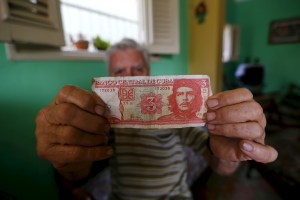 Cuba planea primera devaluación oficial del peso desde la revolución de 1959