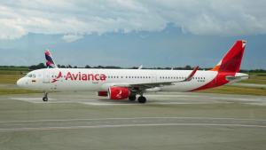 Tribunal colombiano ordena suspender préstamo de 370 millones de dólares a aerolínea Avianca