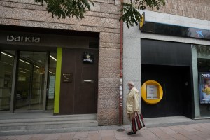 Los bancos españoles Caixabank y Bankia aprueban su fusión