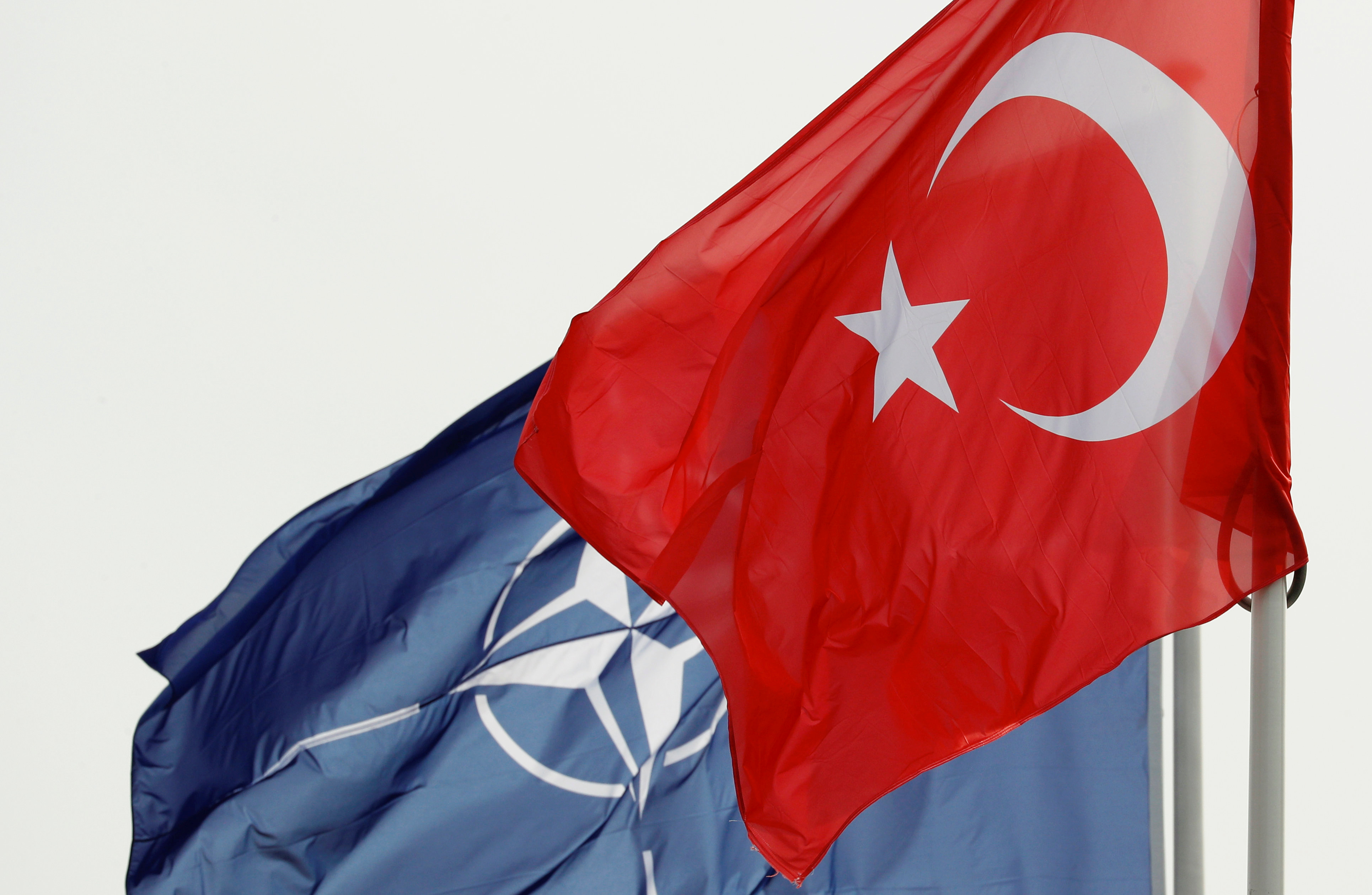 В нато ли турция. Турция НАТО флаги. Турция Финляндия НАТО. Турецкий флаг НАТО. Флаг Швеция Турция НАТО.