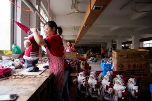 Coronavirus arruina la alegría estacional en centro de producción navideña de China