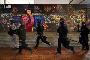 La policía carga contra los manifestantes y la prensa en Portland