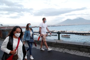 Italia obliga a usar la mascarilla como única medida ante aumento de casos