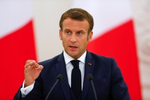 Macron defendió la vacunación contra el coronavirus tras las protestas en Francia