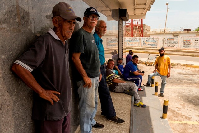 Personas esperan junto a sus vehículos para cargar gasolina en una estación que se encuentra cerrada, el 19 de septiembre del 2020 en Maracaibo (Venezuela). EFE/HENRY CHIRINOS
