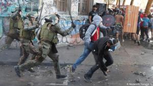 Protestas en Chile dejan un centenar de detenidos
