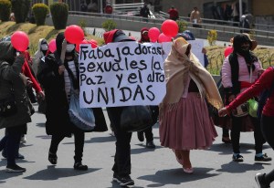 Trabajadoras sexuales en Bolivia pasean imagen de medalla presidencial exigiendo trabajo
