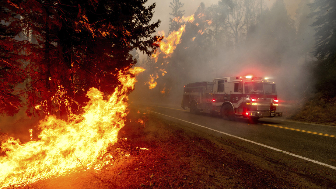 Captaron un enorme remolino de fuego provocado por fuertes incendios forestales en California (VIDEO)