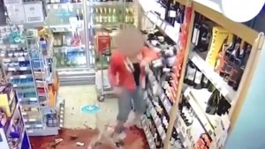 Destrozó dos estantes de vino en una tienda porque no quiso respetar las normas contra el virus (VIDEO)